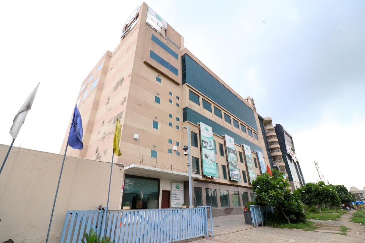 Capital O 19296 Joy Inn & Suites Bhiwadi Bagian luar foto